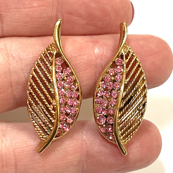 Vintage Kramer Gold filigree & Pink rhinestone Clip On Earrings Leaf Shapes - Picture 5 of 6